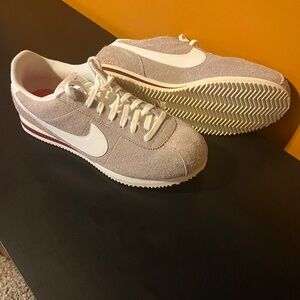 Nike Cortez SE 'College Grey Team Red'.